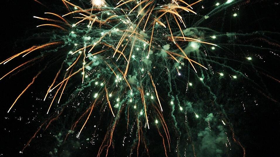 Die Fr&uuml;hjahrsdult 2017 in Landshut neigt sich dem Ende entgegen. Grund genug, noch einmal richtig in den Bierzelten zu feiern - abgerundet vom traditionellen Feuerwerk.