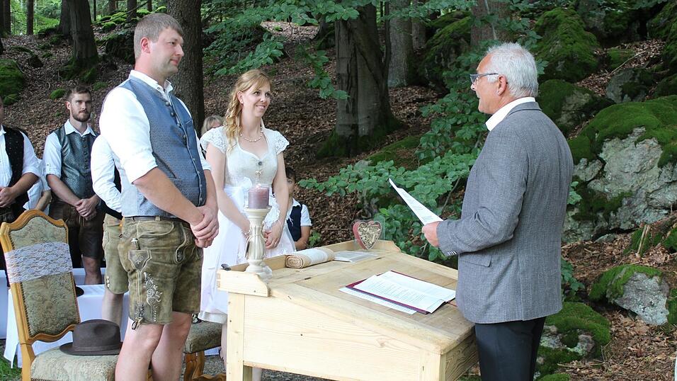 Romana und Tobias mit dem Standesbeamten Josef Ederer auf dem neuen Au&szlig;enstandesamt am Kuglhof.