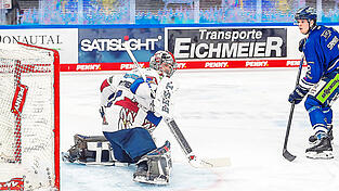 Josh Samanski eröffnete am Mittwochabend den Torreigen im zweiten Viertelfinalspiel gegen die Eisbären Berlin und deren Goalie Jonas Stettmer. Am Ende unterlagen die Niederbayern dem Favoriten aus der Hauptstadt trotz sehr starker Leistung unglücklich mit 2:4.