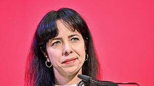 Die in München geborene Elif Eralp hat mit ihrer Partei die Wahl in Berlin gewonnen. Die Koalitionsverhandlungen mit Grünen und der SPD sind belastet, weil der Linkspartei Antisemitismus vorgeworfen wird. Die in München geborene Elif Eralp hat mit ihrer Partei die Wahl in Berlin gewonnen. Die Koalitionsverhandlungen mit Grünen und der SPD sind belastet, weil der Linkspartei Antisemitismus vorgeworfen wird.