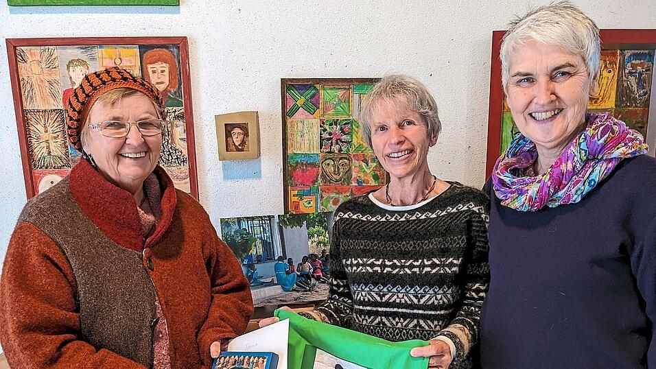 Elisabeth Schmitt (v. l.) &uuml;berreichte die Spende an Jutta Kuschmider und Renata Egeter.