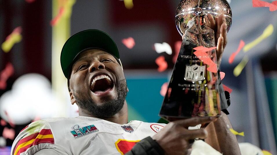 Kansas City Chiefs Defensive End Carlos Dunlap feiert mit der Vince Lombardi Trophy. Kansas City Chiefs Defensive End Carlos Dunlap feiert mit der Vince Lombardi Trophy.
