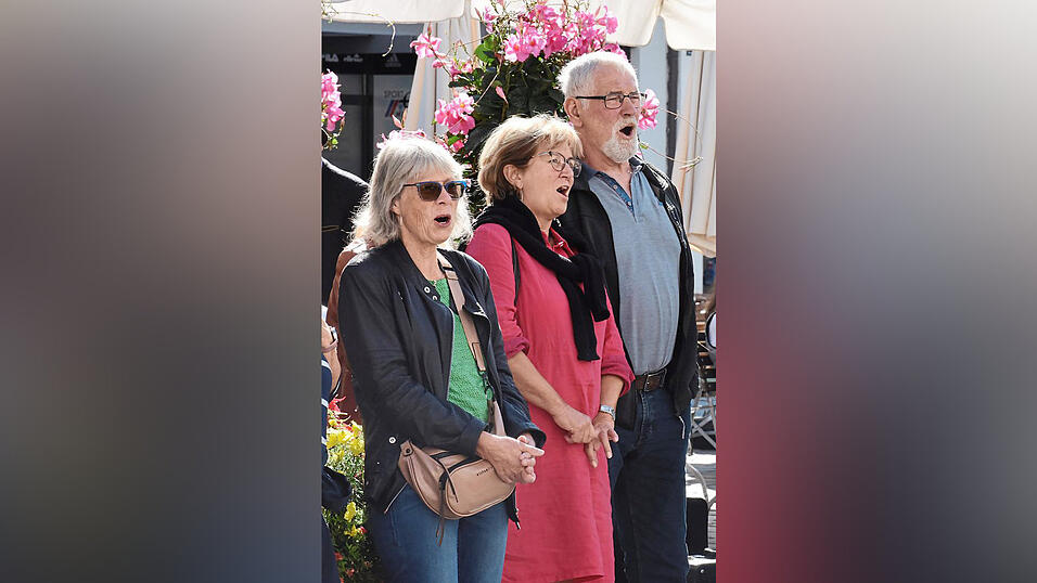 Mitsingen erwünscht: Begeistertes Publikum auf dem Theresienplatz. Mitsingen erwünscht: Begeistertes Publikum auf dem Theresienplatz.