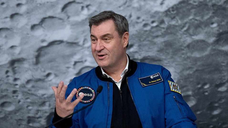 Markus Söder bei der Unterzeichnung einer Absichtserklärung für ein zukünftiges Mondkontrollzentrum am Standort Oberpfaffenhofen. Markus Söder bei der Unterzeichnung einer Absichtserklärung für ein zukünftiges Mondkontrollzentrum am Standort Oberpfaffenhofen.