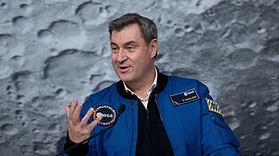 Markus Söder bei der Unterzeichnung einer Absichtserklärung für ein zukünftiges Mondkontrollzentrum am Standort Oberpfaffenhofen.
