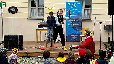 Seinen Schabernack trieb der gleichnamige Straßenkünstler mit den Kindern und brachte dadurch auch die Erwachsenen zum Lachen.