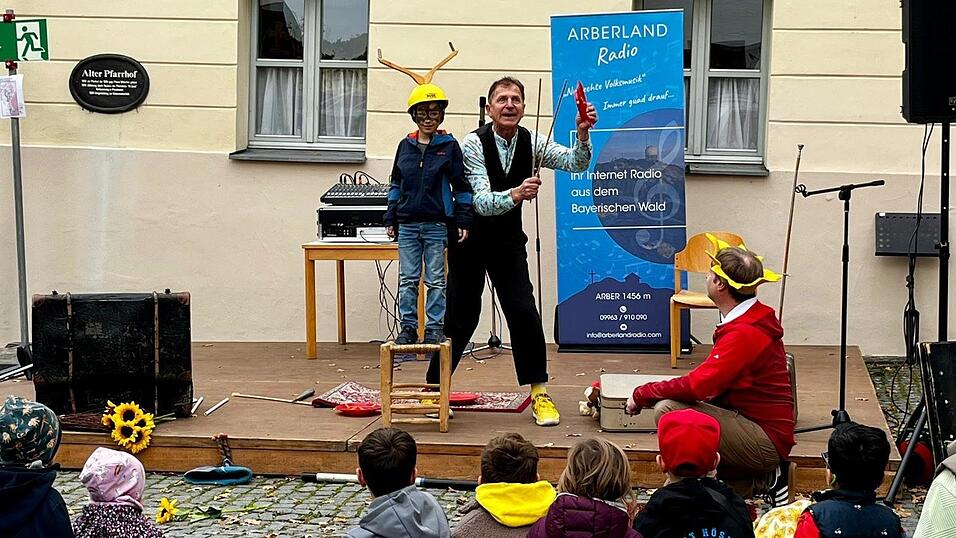 Seinen Schabernack trieb der gleichnamige Straßenkünstler mit den Kindern und brachte dadurch auch die Erwachsenen zum Lachen. Seinen Schabernack trieb der gleichnamige Straßenkünstler mit den Kindern und brachte dadurch auch die Erwachsenen zum Lachen.