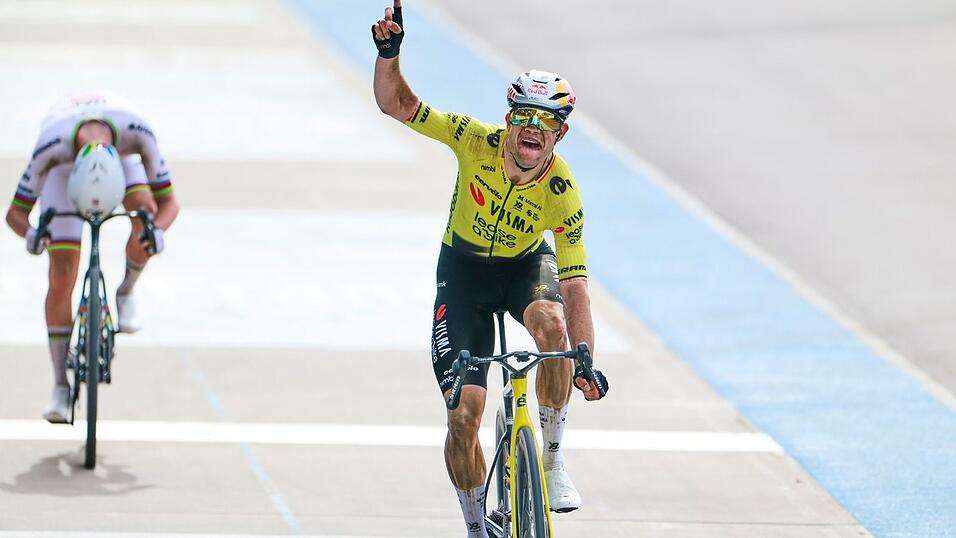 Wout van Aert jubelt, Tadej Pogacar (l) ist geschlagen.