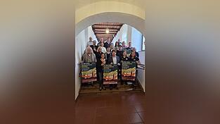 Oberbürgermeister Thomas Haslinger (vorne Mitte), Michael Bragulla, Leiter des Sachgebiets Stadtmarketing und Tourismus (Dritter von rechts), und zahlreiche Mitarbeiter von Vereinen und Organisationen stellten bei einem Pressegespräch den Aktionstag Ehrenamt im Rahmen des Verkaufsoffenen Sonntags vor. Oberbürgermeister Thomas Haslinger (vorne Mitte), Michael Bragulla, Leiter des Sachgebiets Stadtmarketing und Tourismus (Dritter von rechts), und zahlreiche Mitarbeiter von Vereinen und Organisationen stellten bei einem Pressegespräch den Aktionstag Ehrenamt im Rahmen des Verkaufsoffenen Sonntags vor.