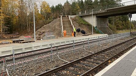 Die Treppenanlage ist mittlerweile fertig. Aber ohne die erst versprochene Schiebehilfe f&uuml;r Radler.