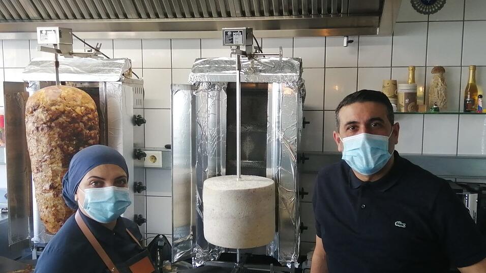 G&uuml;lcin und Engin Simsek neben ihrem neuesten Angebot im 'Kebap Haus' in Bogen: dem K&auml;se-D&ouml;ner.