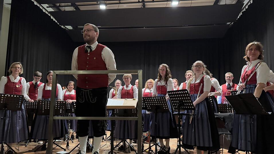 Die Stadtkapelle freute sich über den heftigen Applaus und die Standing Ovation, die sie zurecht verdient hatte. Die Stadtkapelle freute sich über den heftigen Applaus und die Standing Ovation, die sie zurecht verdient hatte.