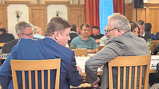 Landrat Josef Laumer (r.) und sein Nachfolger? Im März wird sich zeigen, wer ob Ewald Seifert wirklich neuer Landrat wird.
