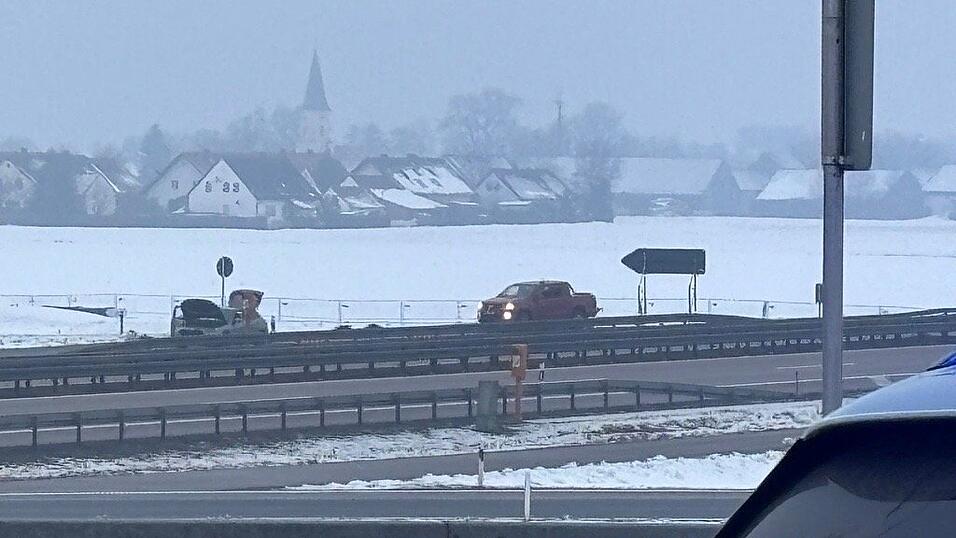 Vor der Ortschaft Kiefenholz: Links ist das Fahrzeug zu sehen, in dem die „sprengstoffverdächtigen Gegenstände' gefunden wurden, rechts daneben ein Fahrzeug des Landeskriminalamtes. Vor der Ortschaft Kiefenholz: Links ist das Fahrzeug zu sehen, in dem die „sprengstoffverdächtigen Gegenstände' gefunden wurden, rechts daneben ein Fahrzeug des Landeskriminalamtes.