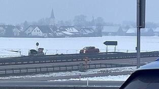 Vor der Ortschaft Kiefenholz: Links ist das Fahrzeug zu sehen, in dem die 'sprengstoffverd&auml;chtigen Gegenst&auml;nde' gefunden wurden, rechts daneben ein Fahrzeug des Landeskriminalamtes.&nbsp;