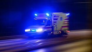 Der Rettungsdienst bringt den Schwerverletzten ins Krankenhaus. (Symbolbild) Der Rettungsdienst bringt den Schwerverletzten ins Krankenhaus. (Symbolbild)