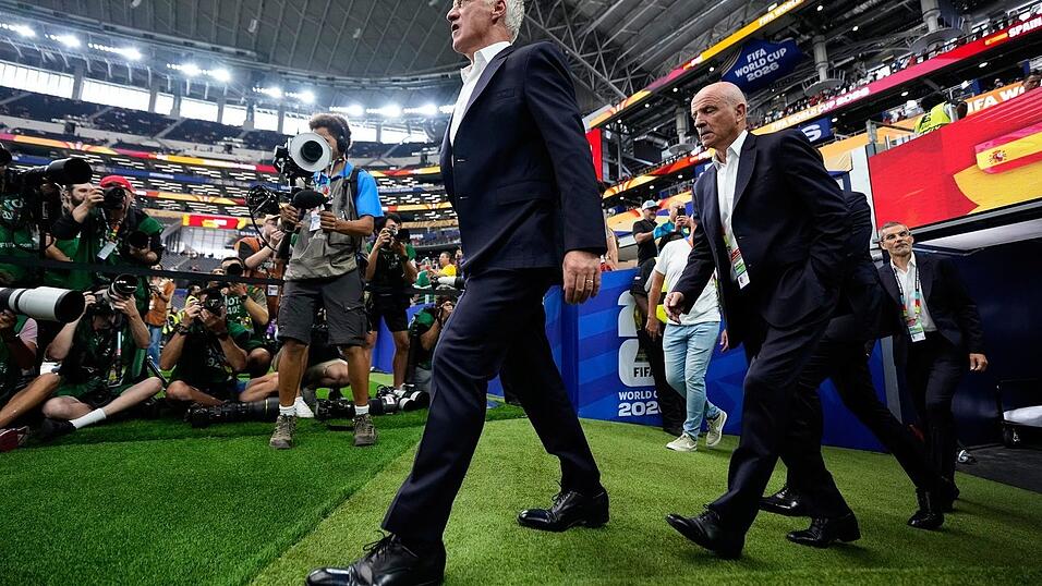 Didier Deschamps ist mit 26 Partien vor Helmut Schön WM-Rekordtrainer. Didier Deschamps ist mit 26 Partien vor Helmut Schön WM-Rekordtrainer.