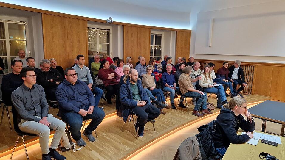 Die Zahl der Zuschauer im Bauausschuss zeigt, wie viele Landauer das Wohnbauprojekt in der „Ludwigshöhe“ beschäftigt.