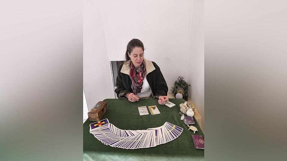 Iris Bartl legt Tarotkarten.