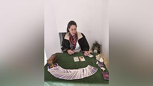 Iris Bartl legt Tarotkarten.