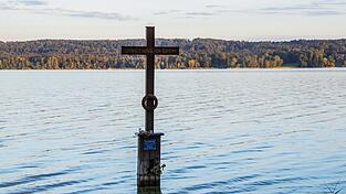 Das Kreuz im Starnberger See: An dieser Stelle endet das Leben Ludwigs II.