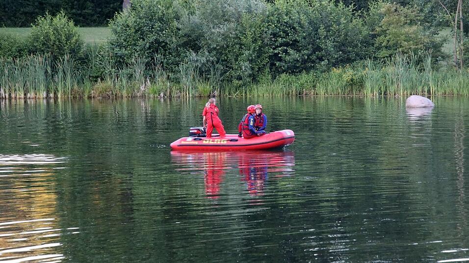Taucher und Rettungsboote der DLRG Regensburg am Dienstagabend im Schwetzendorfer Weiher. Dort wurde die Leiche eines 55-jährigen Mannes geborgen. Taucher und Rettungsboote der DLRG Regensburg am Dienstagabend im Schwetzendorfer Weiher. Dort wurde die Leiche eines 55-jährigen Mannes geborgen.