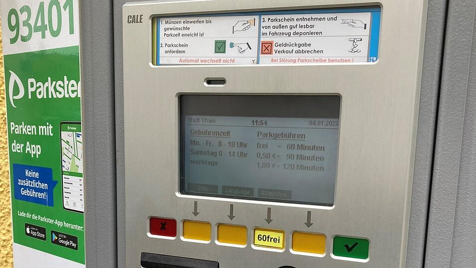 60 Minuten parken sind frei. Das steht jetzt auch auf den Parkscheinautomaten in der Chamer Innenstadt.