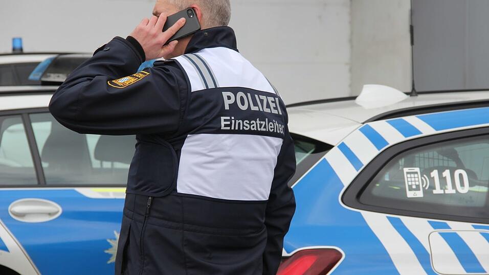 Großeinsatz am Parkplatz des Einkaufszentrums an der Rodinger Straße in Cham.
