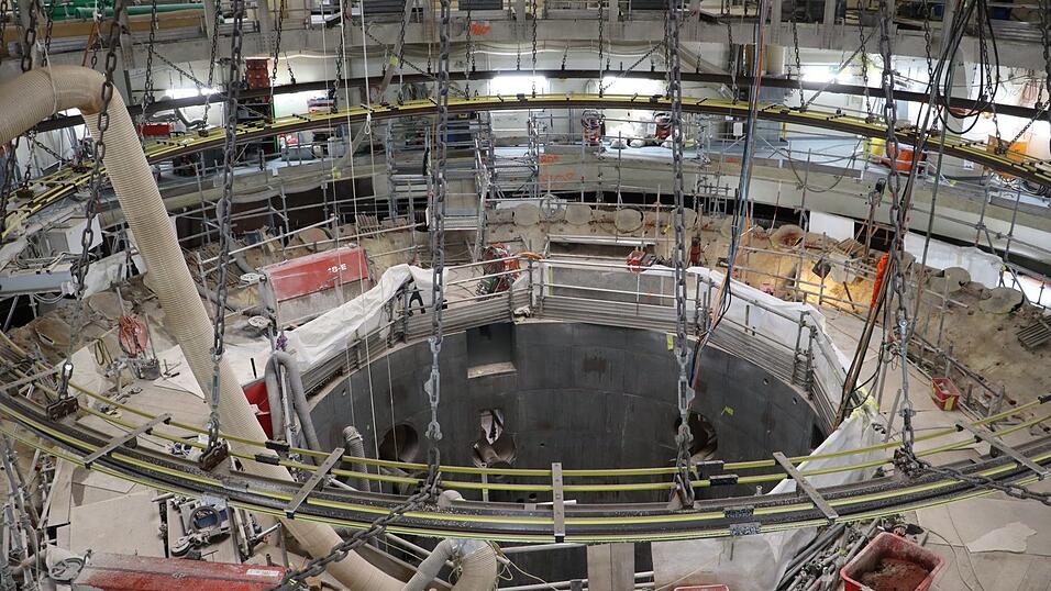 Rund um den Reaktordruckbehälter befindet sich ein Bioschild mit dicker Betonwand. Rund um den Reaktordruckbehälter befindet sich ein Bioschild mit dicker Betonwand.