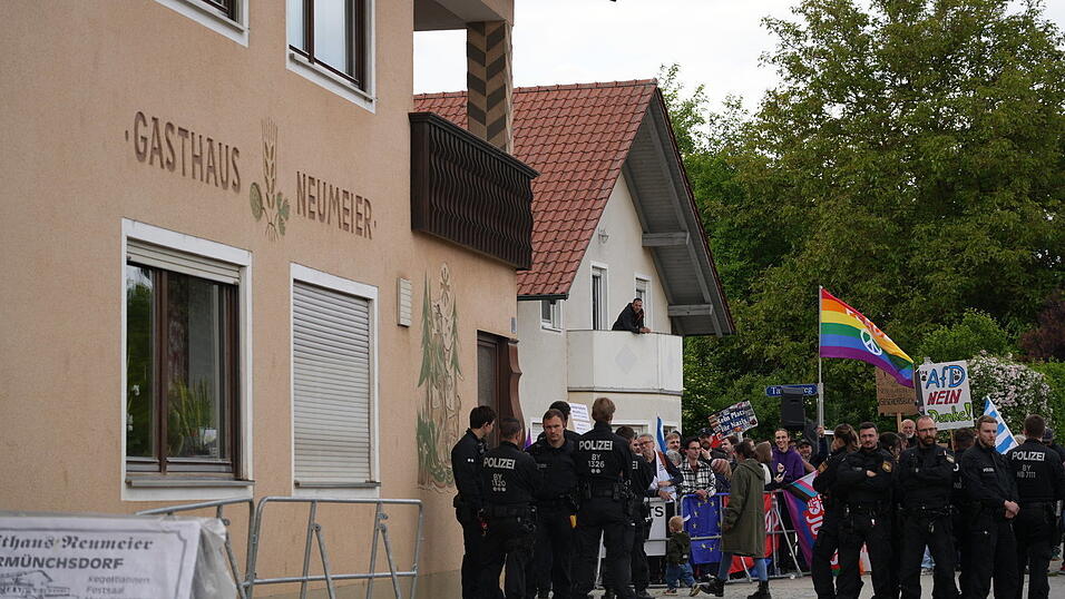 Während am Freitagabend nach und nach AfD-Anhänger eintrudeln, schwenken rund 250 Gegendemonstranten Regenbogen- und Antifa-Fahnen. Während am Freitagabend nach und nach AfD-Anhänger eintrudeln, schwenken rund 250 Gegendemonstranten Regenbogen- und Antifa-Fahnen.