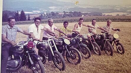 Der MSC Meidendorf in seinen Anfangsjahren bei einem Rennen. Ganz links ist Josef Wurm zu sehen. Das Motorrad aus dem Baujahr 1957 richtet Wurm heute in seinem Keller wieder her. Gekauft hat er es 1957 f&uuml;r 1600 Mark.