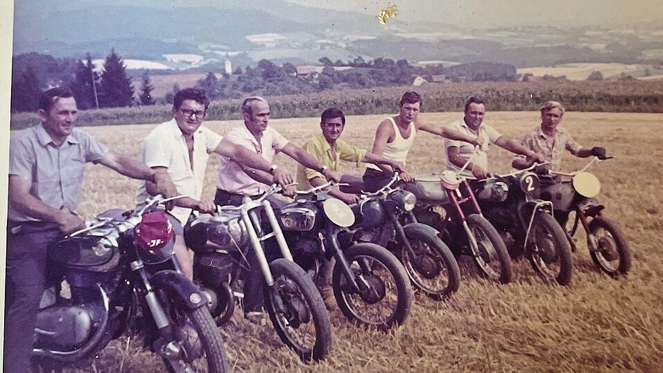 Der MSC Meidendorf in seinen Anfangsjahren bei einem Rennen. Ganz links ist Josef Wurm zu sehen. Das Motorrad aus dem Baujahr 1957 richtet Wurm heute in seinem Keller wieder her. Gekauft hat er es 1957 f&uuml;r 1600 Mark.
