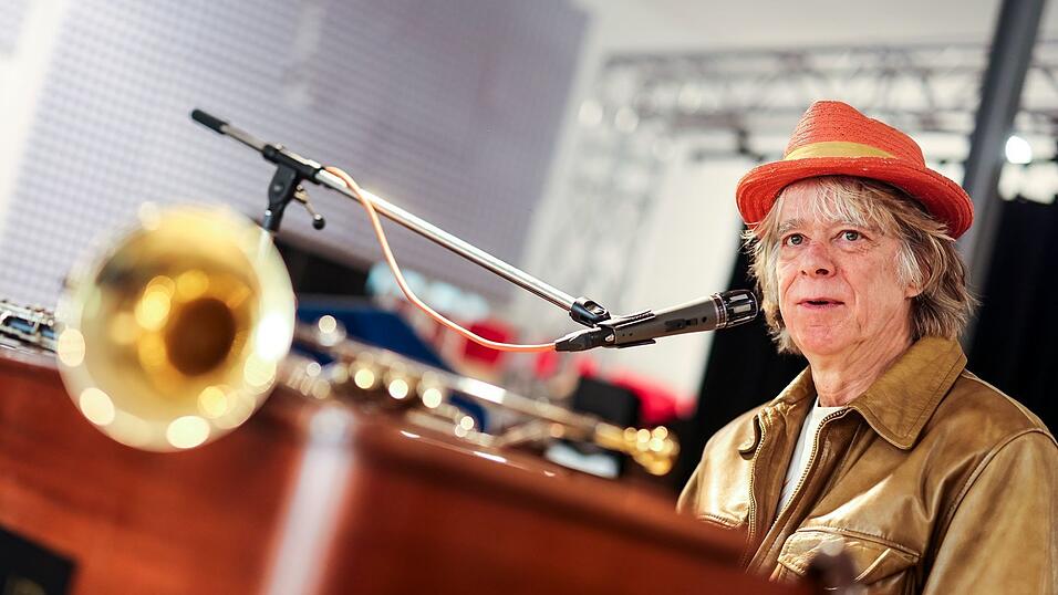 Helge Schneider spielt eine ganze Reihe von Instrumenten. (Archivbild) Helge Schneider spielt eine ganze Reihe von Instrumenten. (Archivbild)