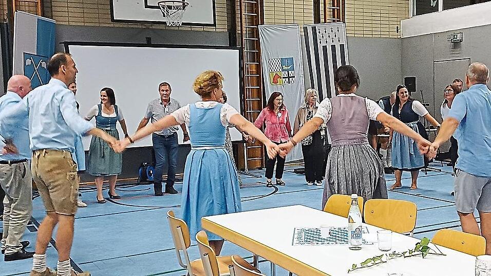 Am Abschlussabend wurde gemeinsam getanzt. Am Abschlussabend wurde gemeinsam getanzt.
