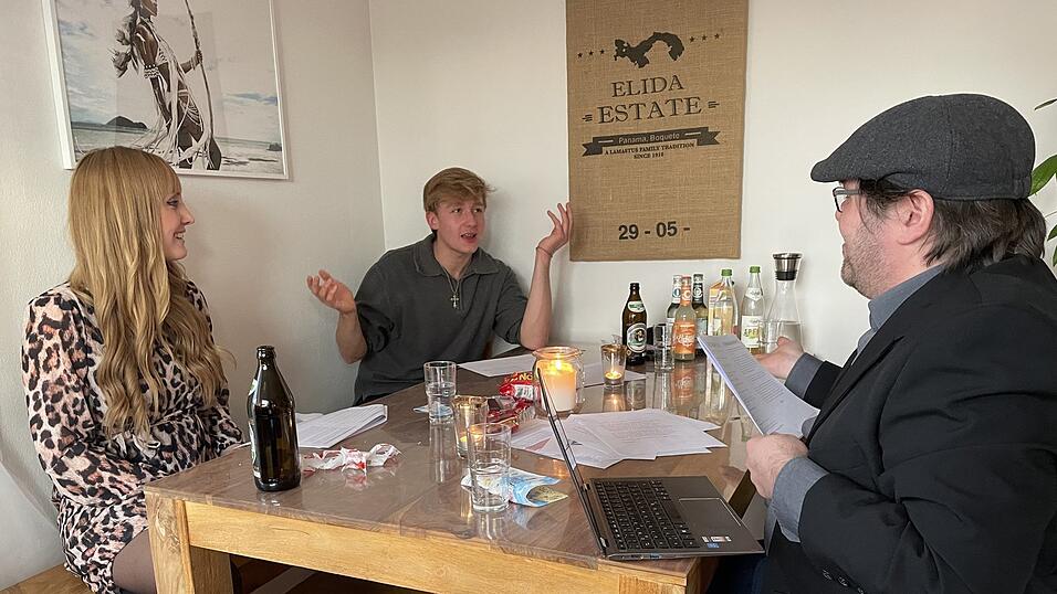 Die Freistunde-Redaktion probiert ein Krimidinner aus: Timothy (Matthias Keck, Bildmitte) muss sich verteidigen. Mit wilder Geste erklärt er seine Sicht der Dinge. Die Freistunde-Redaktion probiert ein Krimidinner aus: Timothy (Matthias Keck, Bildmitte) muss sich verteidigen. Mit wilder Geste erklärt er seine Sicht der Dinge.