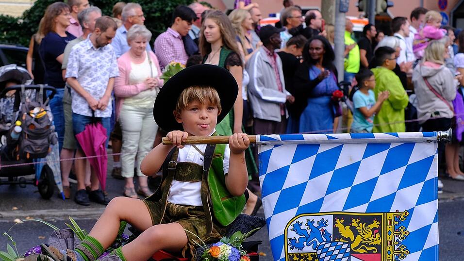 Zahlreiche Musik- und Trachtengruppen zogen nach dreij&auml;hriger Pause am Freitagabend zum Festplatz Am Hagen.