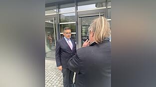 'In Wahrheit habe ich gewonnen': In Verhandlungspausen gab Gerald Grosz Interviews.