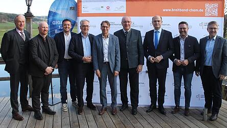 Sind stolz auf den Glasfaserausbau im Landkreis. Von rechts: Michael Multerr, Dr. Hopp, Minister F&uuml;racker, Landrat L&ouml;ffler, Werkleiter Schedlbauer, Rolf-Peter Scharfe, MdL Preidl, Tim Brauckm&uuml;ller, Dr. Henrik Bremer.