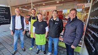 Dietmar Radwan, Bezirksleiter von Edeka Ernst (l.), der Simbacher Marktleiter Christian Gallo (2.v.r.) und B&uuml;rgermeister Herbert Sporrer (r.) mit den Inhabern des Waidlersachl Michael (2.v.l.) und Benedikt Neumaier vor dem Verkaufsstand.