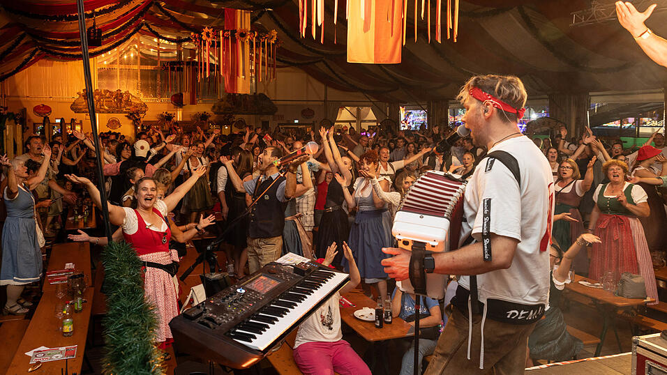 Die Partybilder vom Dienstag, 11. August, aus dem Festzelt Greindl. Die Partybilder vom Dienstag, 11. August, aus dem Festzelt Greindl.