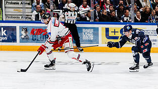 Landshuts Tobias Lindberg (links) war nicht nur beim 1:0 einen Schritt schneller als seine Bewacher, sondern fiel nach überstandender Krankheit auch generell sehr positiv auf. Landshuts Tobias Lindberg (links) war nicht nur beim 1:0 einen Schritt schneller als seine Bewacher, sondern fiel nach überstandender Krankheit auch generell sehr positiv auf.