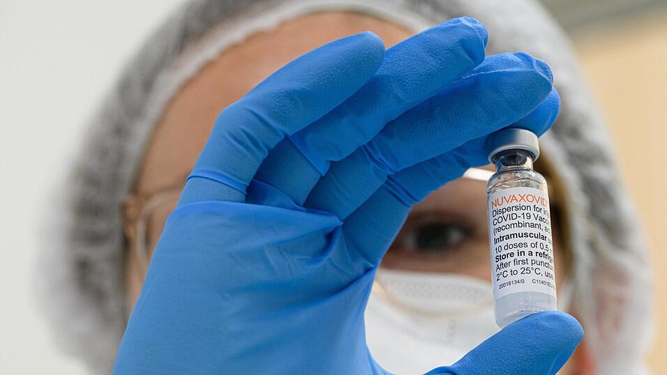 Seit Dienstag gilt die bundesweite Impfpflicht im Gesundheitswesen. Angestellte, die keinen Impf- oder Genesenennachweis erbringen k&ouml;nnen, werden nun dem Gesundheitsamt gemeldet. Mit welchen Konsequenzen Ungeimpfte in den n&auml;chsten Wochen rechnen m&uuml;ssen, ist nur grob abzusch&auml;tzen.