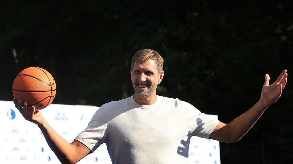 Dirk Nowitzki spielte mit den Kindern Basketball.