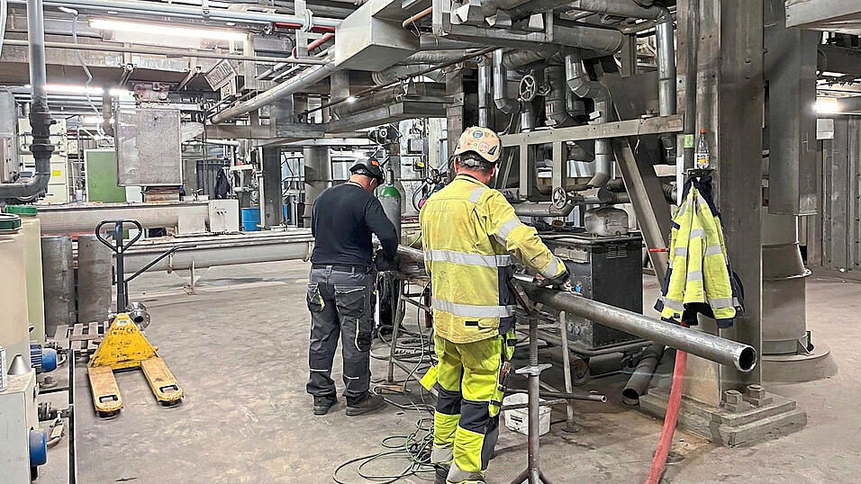 Vorbereitende Arbeiten für den Rückbau der Ofenlinien 2 und 3: Leitungen beispielsweise müssen verlegt werden. Vorbereitende Arbeiten für den Rückbau der Ofenlinien 2 und 3: Leitungen beispielsweise müssen verlegt werden.