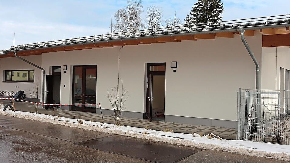 Der dreigruppige Kindergarten in der Neustadt an der Erzgebirgstra&szlig;e ist ein eingeschossiges Holzst&auml;ndergeb&auml;ude.