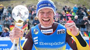 Felix Loch jubelt mit der Kristallkugel für den Gesamtweltcupsieg. Felix Loch jubelt mit der Kristallkugel für den Gesamtweltcupsieg.