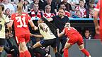 Wohl unbeabsichtigt greift Franziska Kett ihrer Gegenspielerin Salma Paralluelo in den Zopf. Die darauf folgende Rote Karte für die Bayern-Spielerin hat eine Grundsatzdiskussion ausgelöst. Wohl unbeabsichtigt greift Franziska Kett ihrer Gegenspielerin Salma Paralluelo in den Zopf. Die darauf folgende Rote Karte für die Bayern-Spielerin hat eine Grundsatzdiskussion ausgelöst.