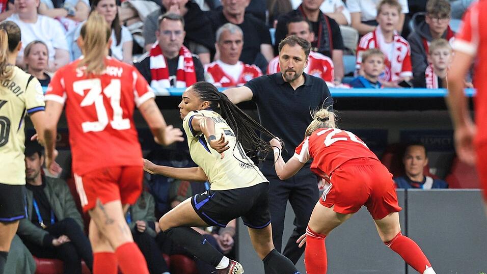 Wohl unbeabsichtigt greift Franziska Kett ihrer Gegenspielerin Salma Paralluelo in den Zopf. Die darauf folgende Rote Karte f&uuml;r die Bayern-Spielerin hat eine Grundsatzdiskussion ausgel&ouml;st.