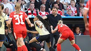 Wohl unbeabsichtigt greift Franziska Kett ihrer Gegenspielerin Salma Paralluelo in den Zopf. Die darauf folgende Rote Karte f&uuml;r die Bayern-Spielerin hat eine Grundsatzdiskussion ausgel&ouml;st.