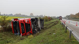 Der umgekippte Lastwagen soll am frühen Mittwochnachmittag geborgen werden. Der umgekippte Lastwagen soll am frühen Mittwochnachmittag geborgen werden.